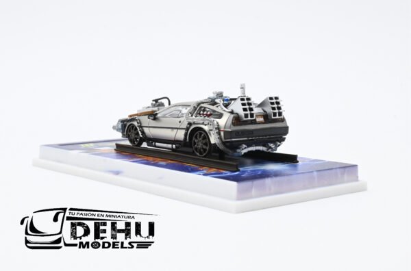 Auto a Escala 1/64 DMC Delorean Motor Company Volver al Futuro lll (Back to the Future lll) Rieles Gris, DMCBTTFRlllMJ MJ Models - Imagen 6