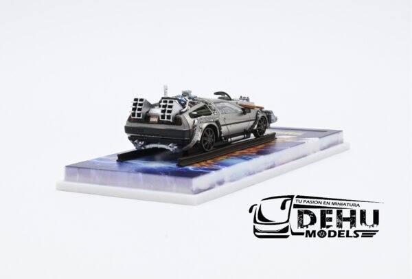 Auto a Escala 1/64 DMC Delorean Motor Company Volver al Futuro lll (Back to the Future lll) Rieles Gris, DMCBTTFRlllMJ MJ Models - Imagen 5