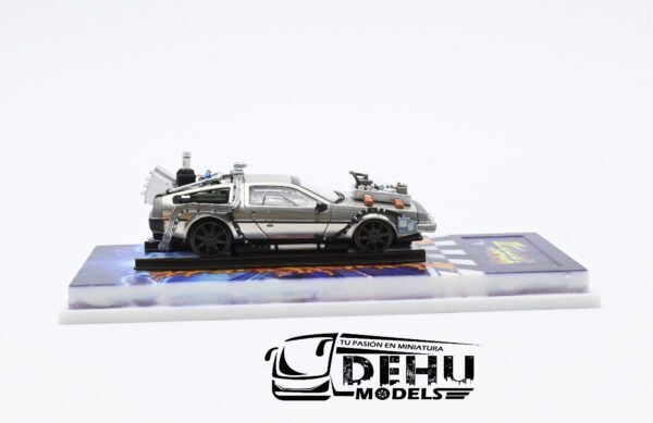 Auto a Escala 1/64 DMC Delorean Motor Company Volver al Futuro lll (Back to the Future lll) Rieles Gris, DMCBTTFRlllMJ MJ Models - Imagen 4