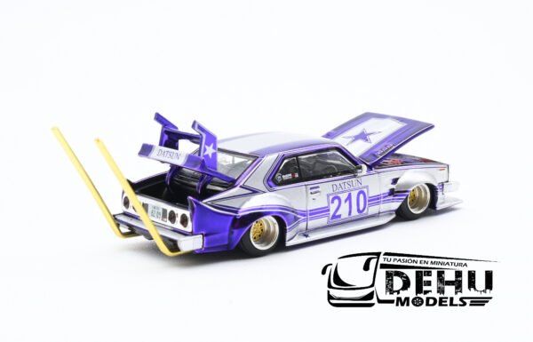 Auto a Escala 1/64 Skyline C210 Kaido Racer Bosozoku Style Morado - Gris, PR64-0107 Pop Race - Imagen 7
