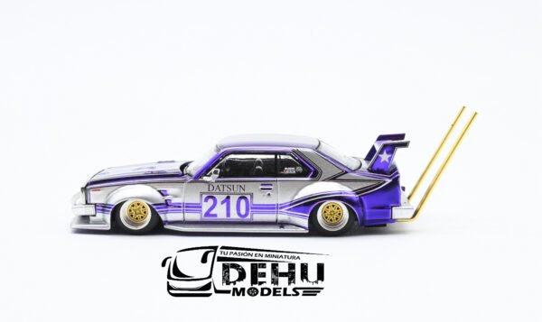 Auto a Escala 1/64 Skyline C210 Kaido Racer Bosozoku Style Morado - Gris, PR64-0107 Pop Race - Imagen 9