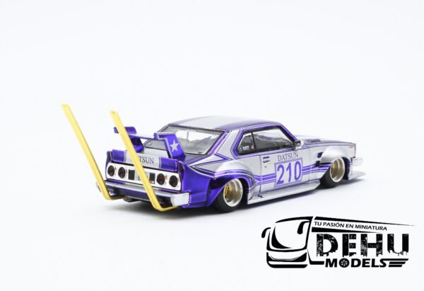 Auto a Escala 1/64 Skyline C210 Kaido Racer Bosozoku Style Morado - Gris, PR64-0107 Pop Race - Imagen 5