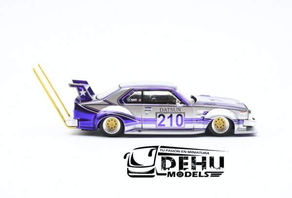 Auto a Escala 1/64 Skyline C210 Kaido Racer Bosozoku Style Morado - Gris, PR64-0107 Pop Race - Imagen 4