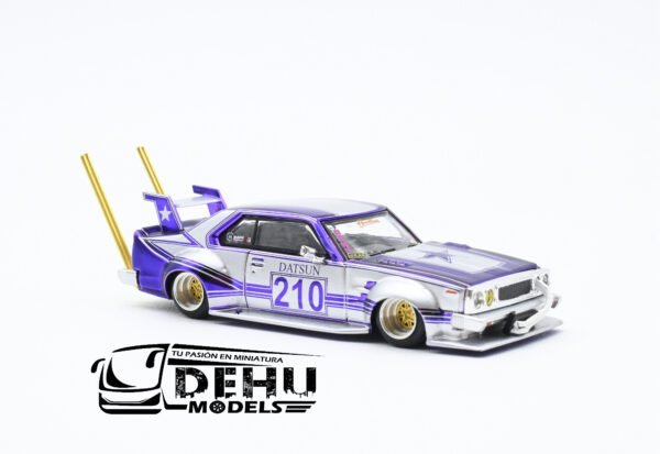 Auto a Escala 1/64 Skyline C210 Kaido Racer Bosozoku Style Morado - Gris, PR64-0107 Pop Race