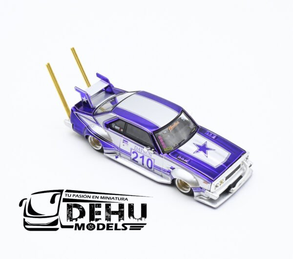 Auto a Escala 1/64 Skyline C210 Kaido Racer Bosozoku Style Morado - Gris, PR64-0107 Pop Race - Imagen 2