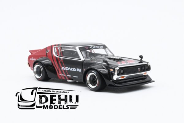 Auto a Escala 1/64 Skyline KPGC110 Kenmeri ADVAN Negro - Rojo, PR64-0199 Pop Race