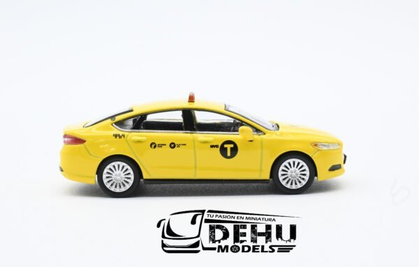 Auto a Escala 1/64 Ford Fusion New York City Taxy Amarillo, CBP-055 596 Model - Imagen 4