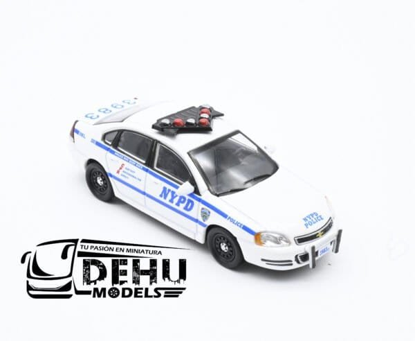 Auto a Escala 1/64 Chevrolet Impala New York City NY Police Blanco - Azul, CBP-059 596 Model - Imagen 2
