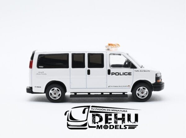 Camioneta a Escala 1/64 GMC SAVANA Los Angeles Airport Police Division Blanco - Negro, CBP-070 596 Model - Imagen 4