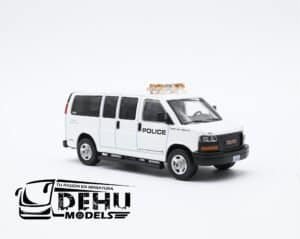 Camioneta a Escala 1/64 GMC SAVANA Los Angeles Airport Police Division Blanco - Negro, CBP-070 596 Model