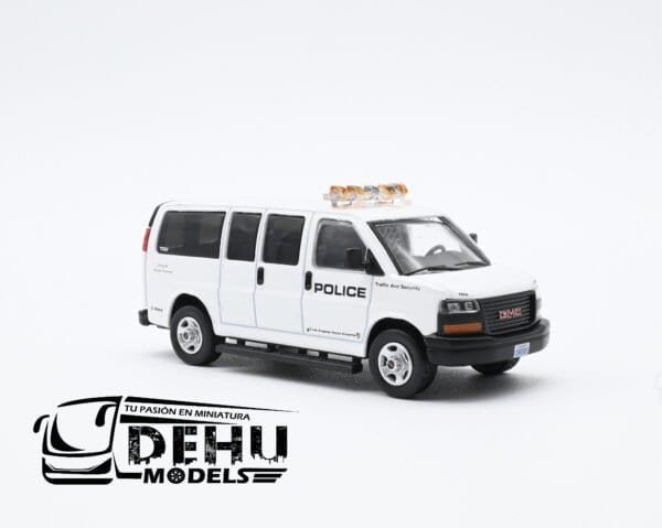 Camioneta a Escala 1/64 GMC SAVANA Los Angeles Airport Police Division Blanco - Negro, CBP-070 596 Model