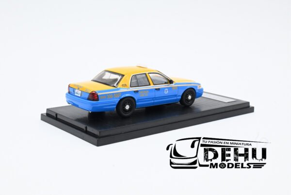 Auto a Escala 1/64 Ford Crown Victoria Checker Cab CO. Los Angeles Amarillo - Azul, FOCRVICHECALAROLL Rollin - Imagen 6