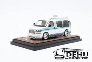 Camioneta a Escala 1/64 GMC Savana Blanco - Azul, GMCSABLAZGOC GOC Vehicle Museum