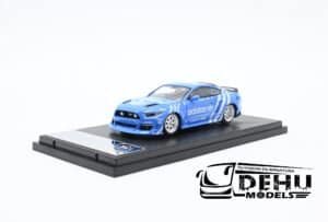 Auto a Escala 1/64 Mustang Clinched Widebody ADIDAS Celeste - Blanco, MUCLIWIADILB64 Liberty64