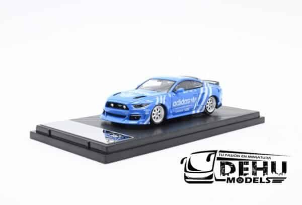 Auto a Escala 1/64 Mustang Clinched Widebody ADIDAS Celeste - Blanco, MUCLIWIADILB64 Liberty64
