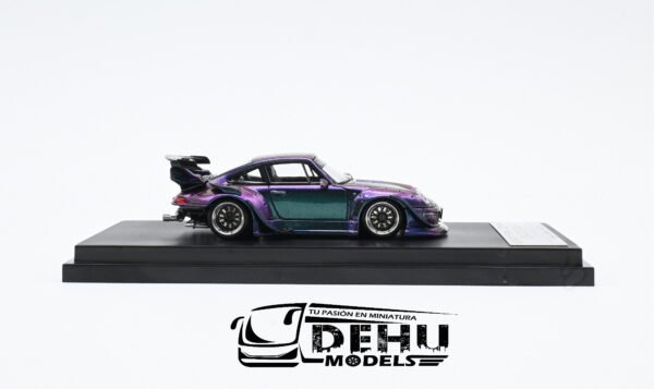 Auto a Escala 1/64 Porsche 993 RWB Rauh-Welt Begriff Tornasol (Mosca) Cromo Azul - Morado, STWP993RWBCAM Street Warrior - Imagen 4