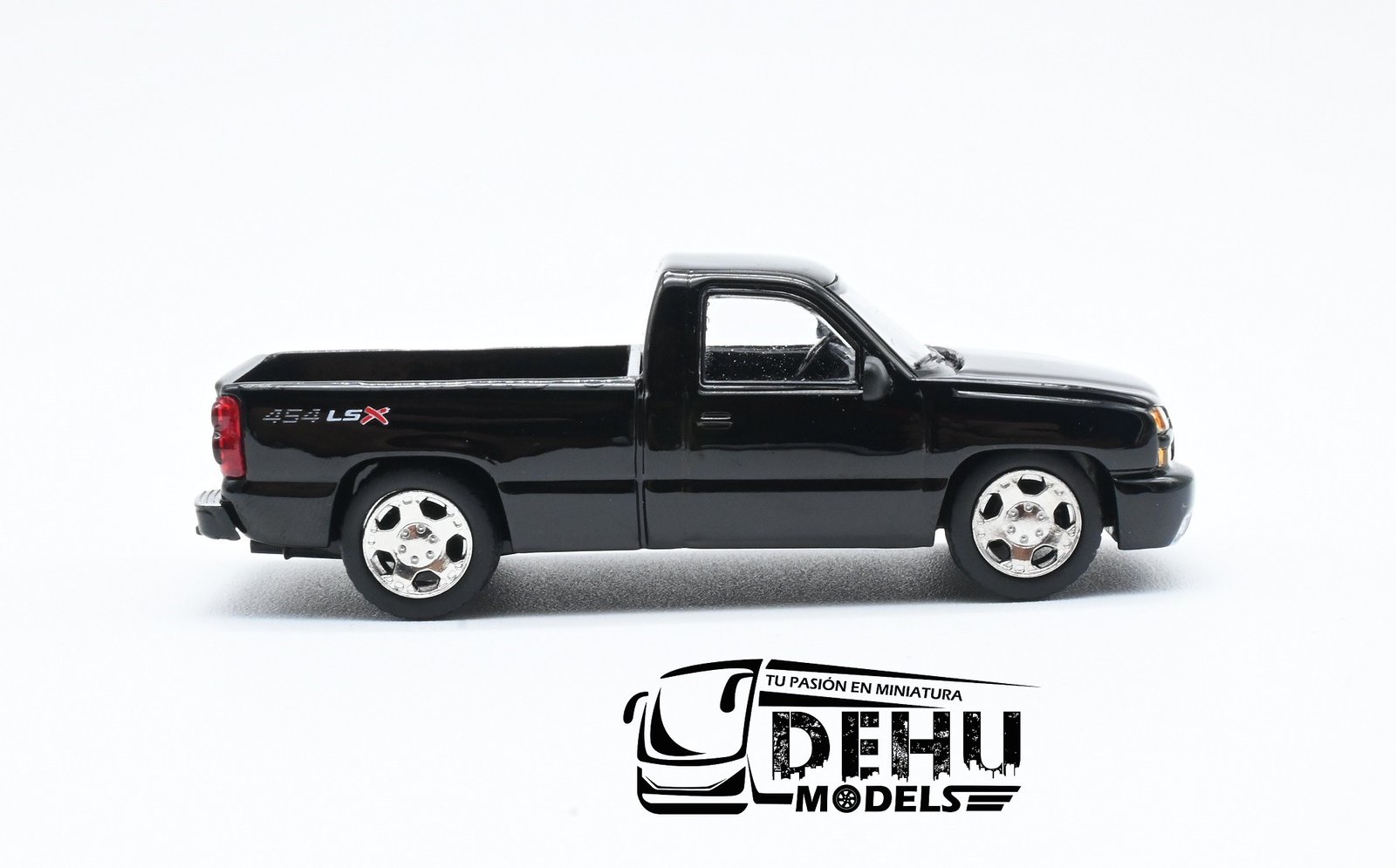 Camioneta a Escala 1/64 Chevrolet Silverado Pick-Up 2006 Cabina Sencilla Negro, PB-55381 PARA64 - Imagen 4