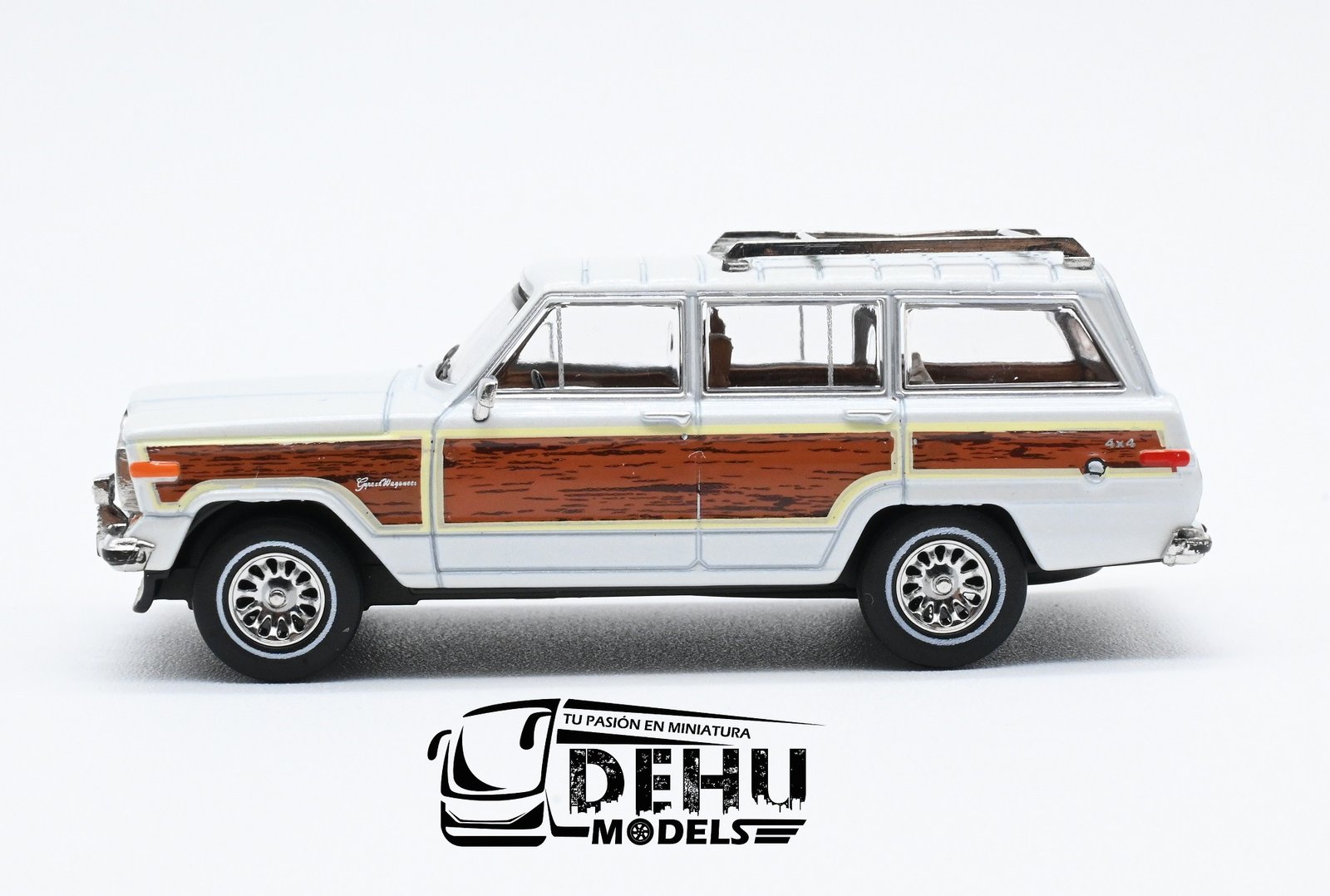 Camioneta a Escala 1/64 Jeep Wagoneer Blanco Aperlado, CBP-083 596 Model - Imagen 7