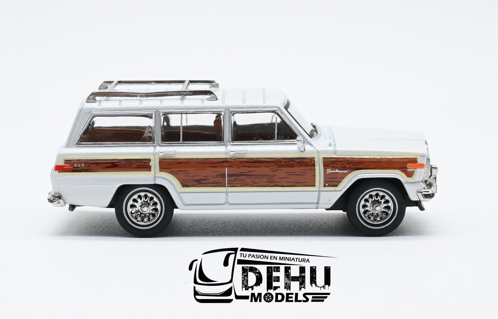 Camioneta a Escala 1/64 Jeep Wagoneer Blanco Aperlado, CBP-083 596 Model - Imagen 4