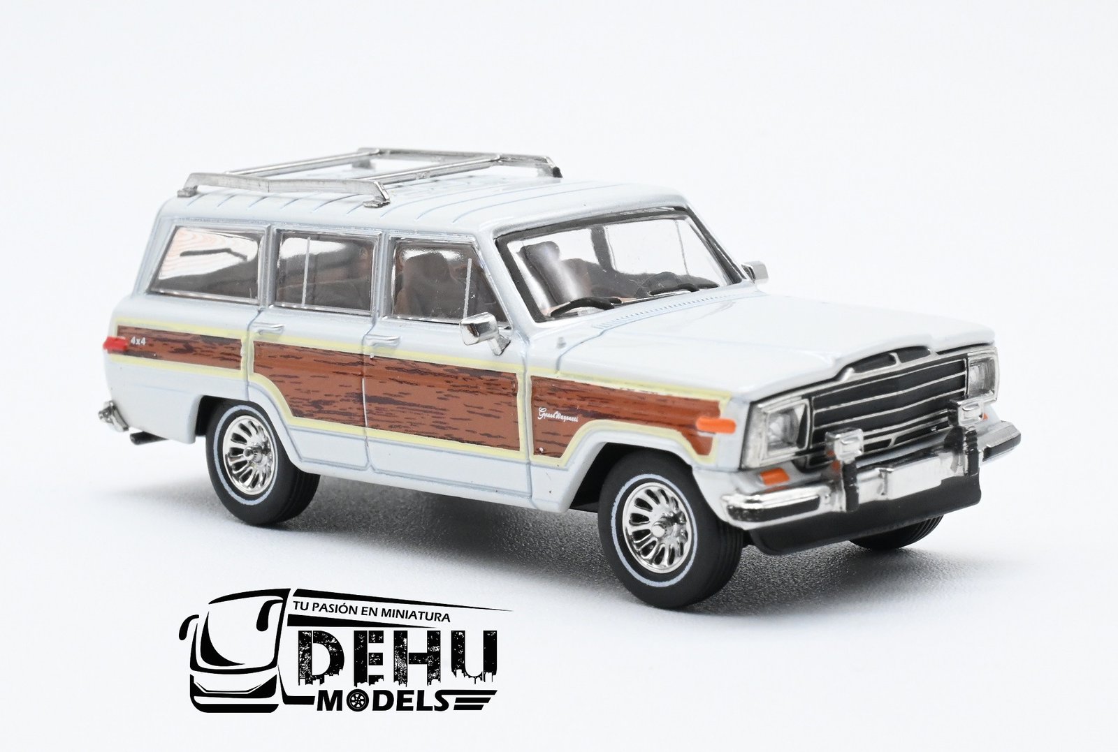 Camioneta a Escala 1/64 Jeep Wagoneer Blanco Aperlado, CBP-083 596 Model - Imagen 3