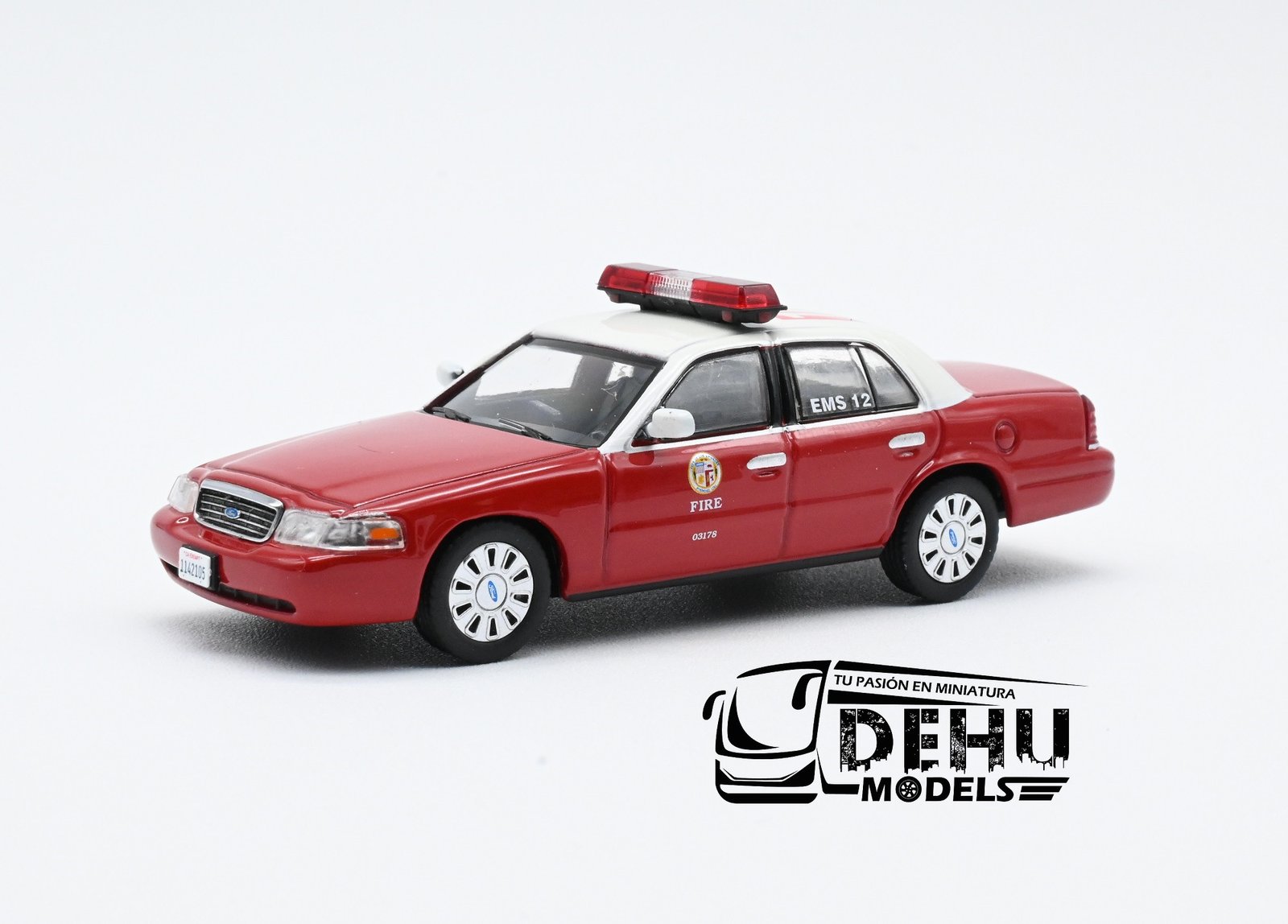 Auto a Escala 1/64 Ford Crown Victoria Los Angeles CA Fire Dept Rojo - Blanco, CBP-086 596 Model