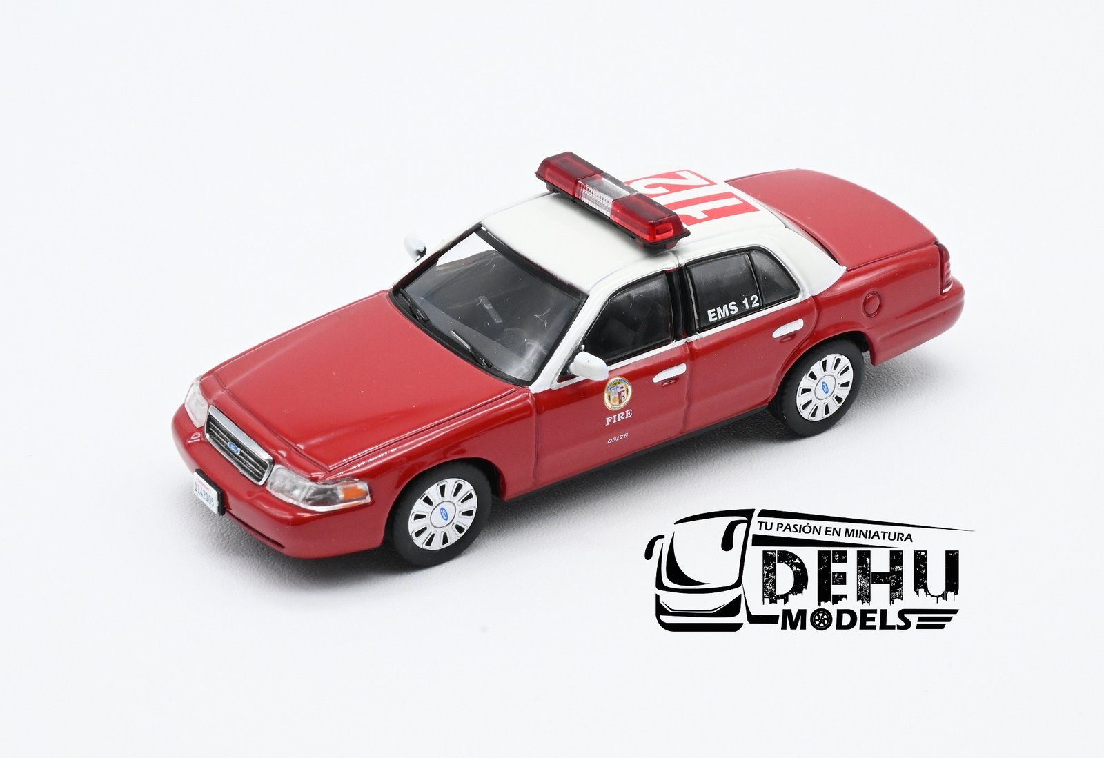 Auto a Escala 1/64 Ford Crown Victoria Los Angeles CA Fire Dept Rojo - Blanco, CBP-086 596 Model - Imagen 9