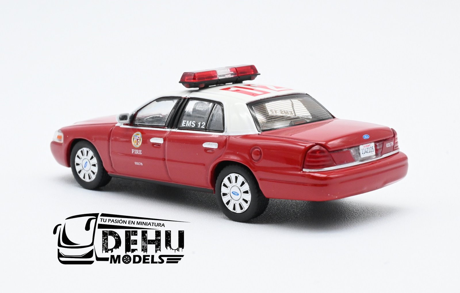 Auto a Escala 1/64 Ford Crown Victoria Los Angeles CA Fire Dept Rojo - Blanco, CBP-086 596 Model - Imagen 6