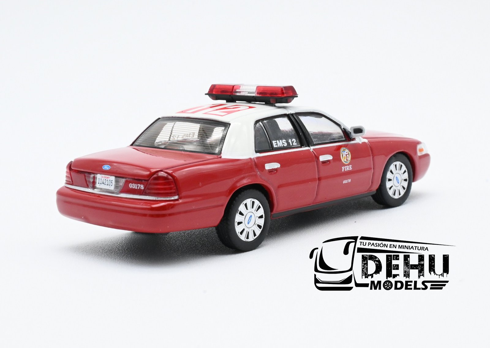 Auto a Escala 1/64 Ford Crown Victoria Los Angeles CA Fire Dept Rojo - Blanco, CBP-086 596 Model - Imagen 5