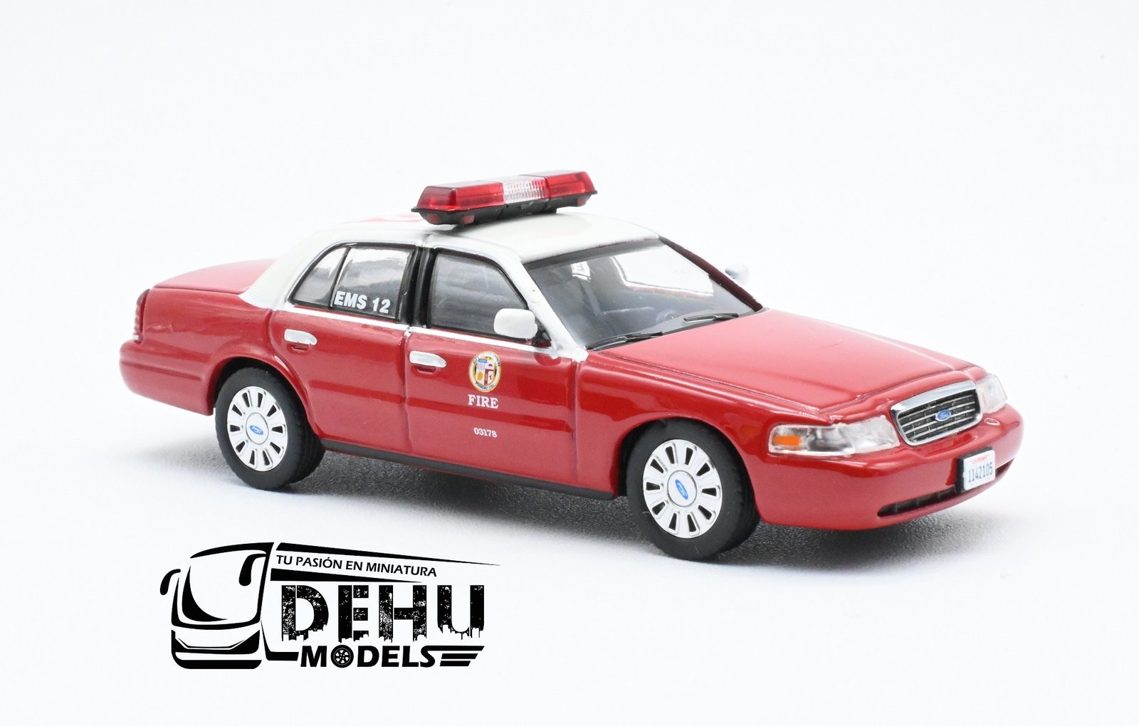 Auto a Escala 1/64 Ford Crown Victoria Los Angeles CA Fire Dept Rojo - Blanco, CBP-086 596 Model - Imagen 3