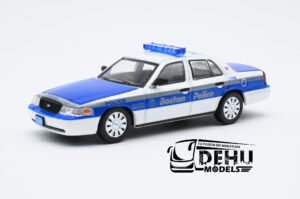 Auto a Escala 1/64 Ford Crown Victoria Boston, Massachusetts Police Blanco - Azul, CBP-102 596 Model