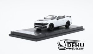 Auto a Escala 1/64 Ford Mustang Dark Horse Blanco - Gris, DCMFMDHBLGR DCM Model