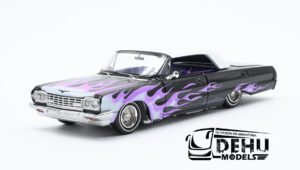 Auto a Escala 1/64 Chevrolet Impala Lowrider Morado - Blanco, CHIMLOMOBLFW Fine Works 64