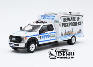 Camioneta a Escala 1/64 Ford F550 Super Duty New York City Department NYPD Beware Of Pickpockets de panel con luz Blanco - Azul, CBP-138 596 Model
